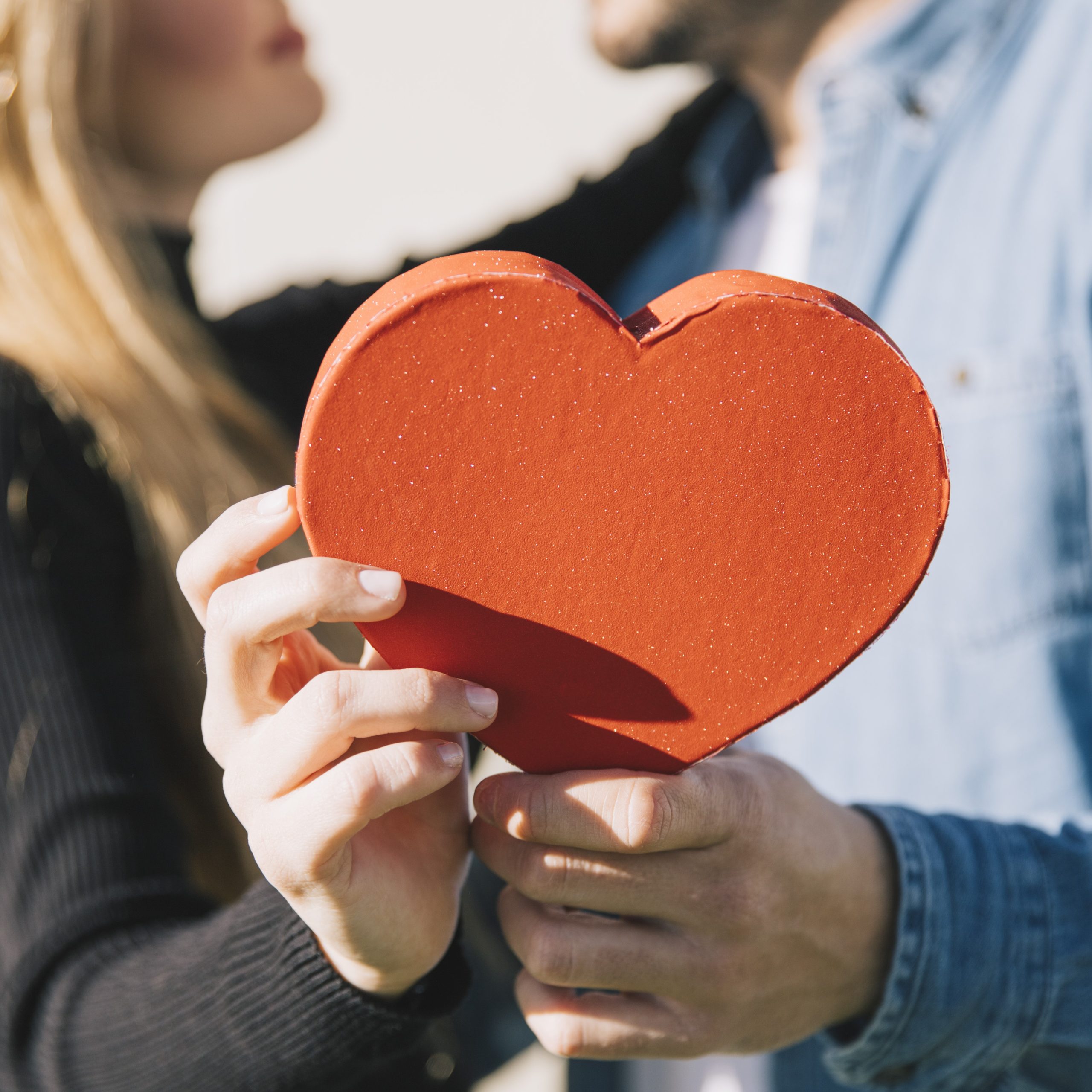Scopri di più sull'articolo Formula chimica dell’amore: l’ossitocina e le altre molecole coinvolte
