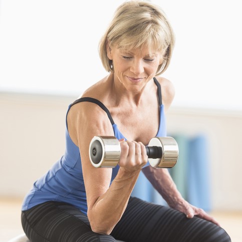 Allenamento pesi per le donne, scheda d'esempio e falsi miti da sfatare sul gonfiore