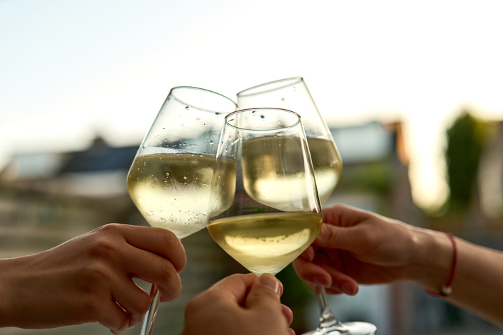 l'alcol fa male? quali sono i limiti? esistono o bisogna eliminarlo del tutto? ecco cosa dice la scienza