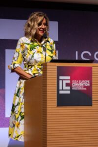 Cristina Tomasi sul palco della Convention ISSA Europe 2026 spiega importanza del fatto che i muscoli sono organi endocrini